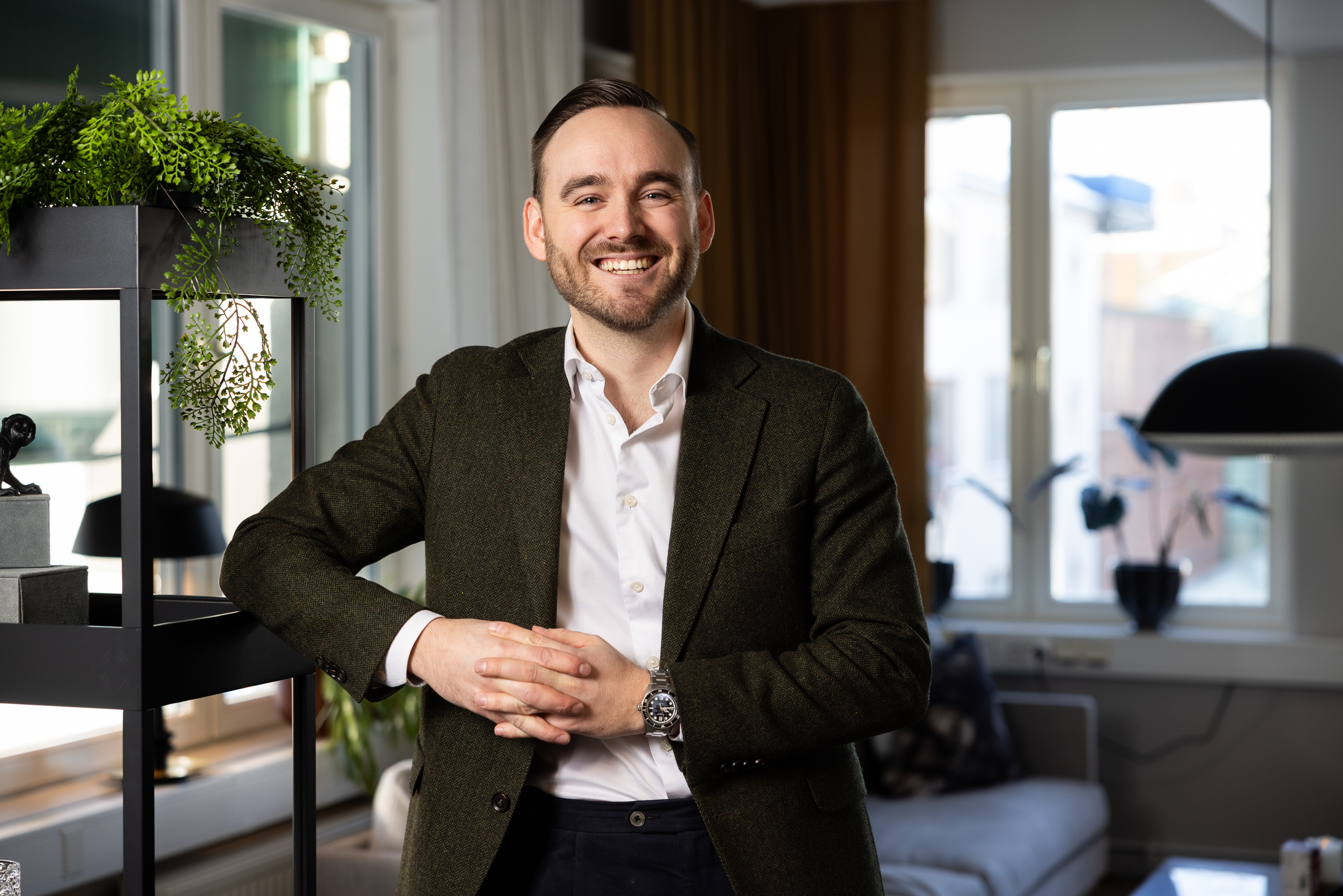 Personal- och reklambild för Nexer Group och Nexer Recruit med mörk, professionell ljussättning och modernt uttryck.