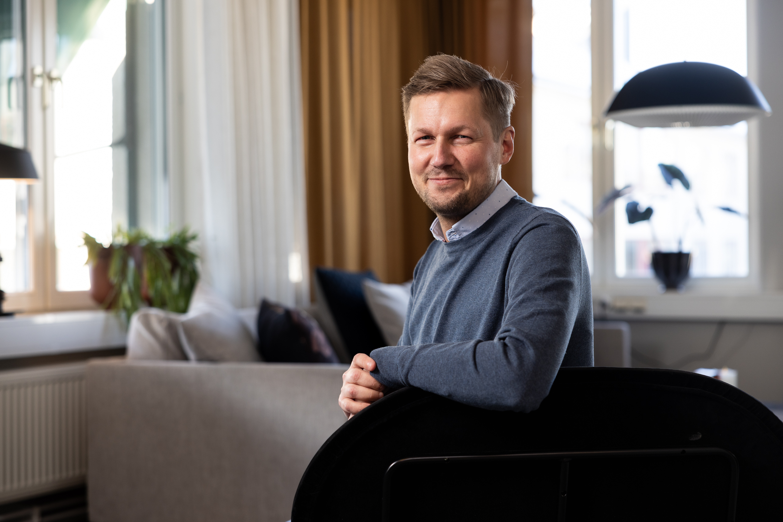 Personal- och reklambild för Nexer Group och Nexer Recruit med mörk, professionell ljussättning och modernt uttryck.