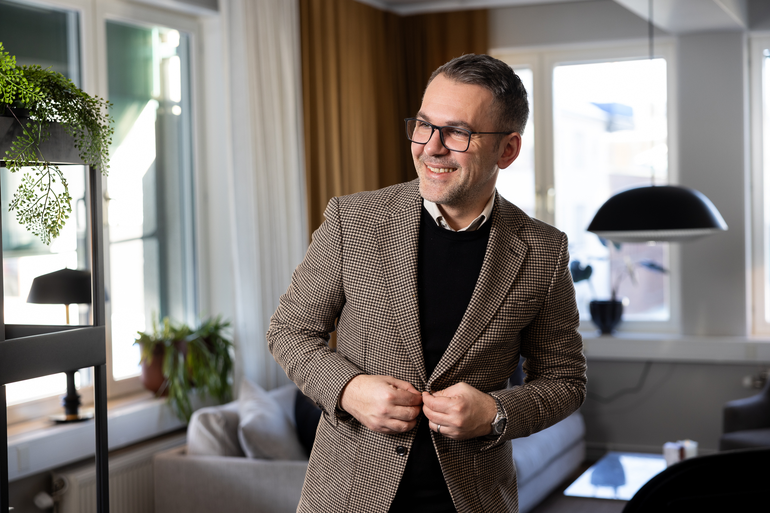 Personal- och reklambild för Nexer Group och Nexer Recruit med mörk, professionell ljussättning och modernt uttryck.