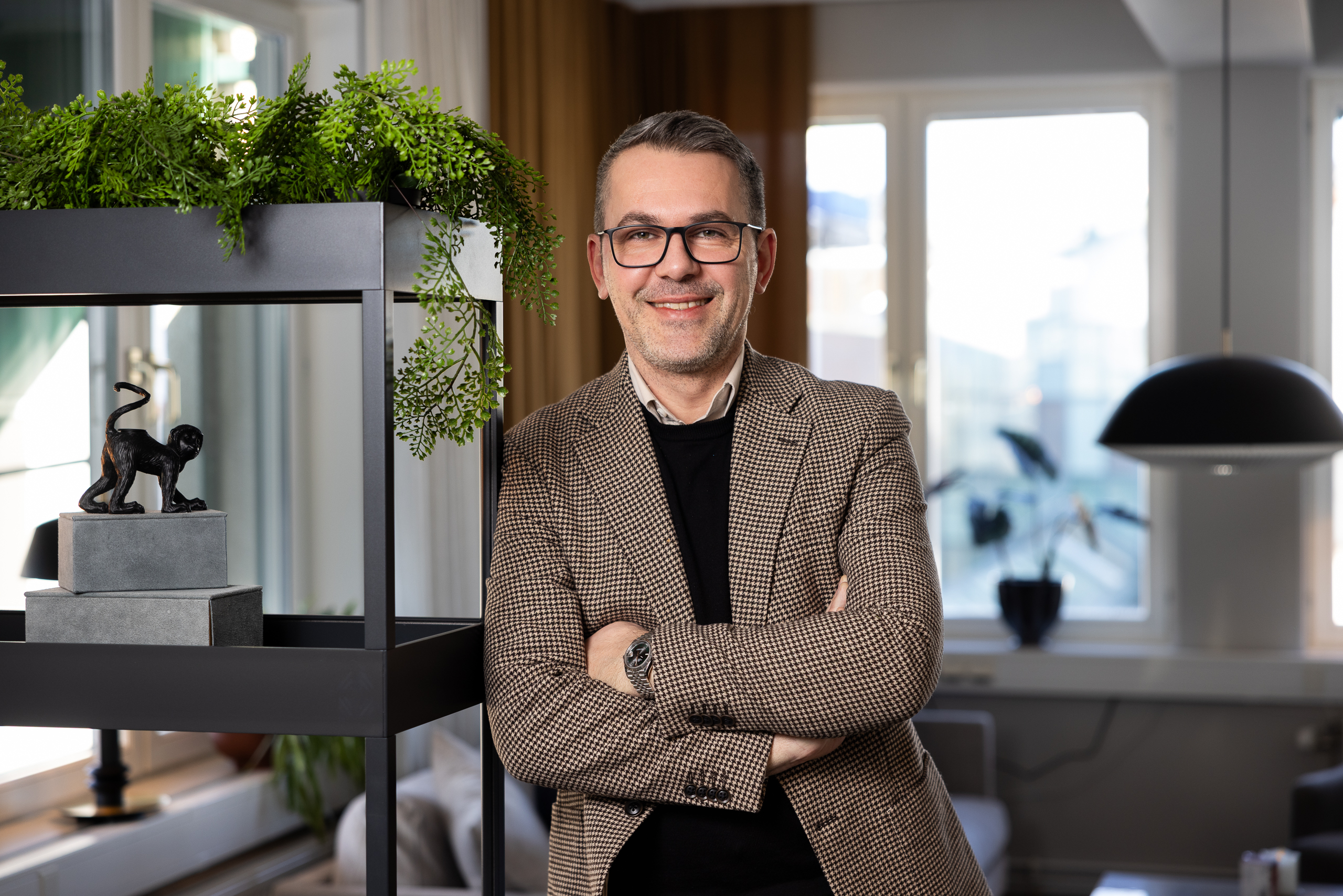 Personal- och reklambild för Nexer Group och Nexer Recruit med mörk, professionell ljussättning och modernt uttryck.