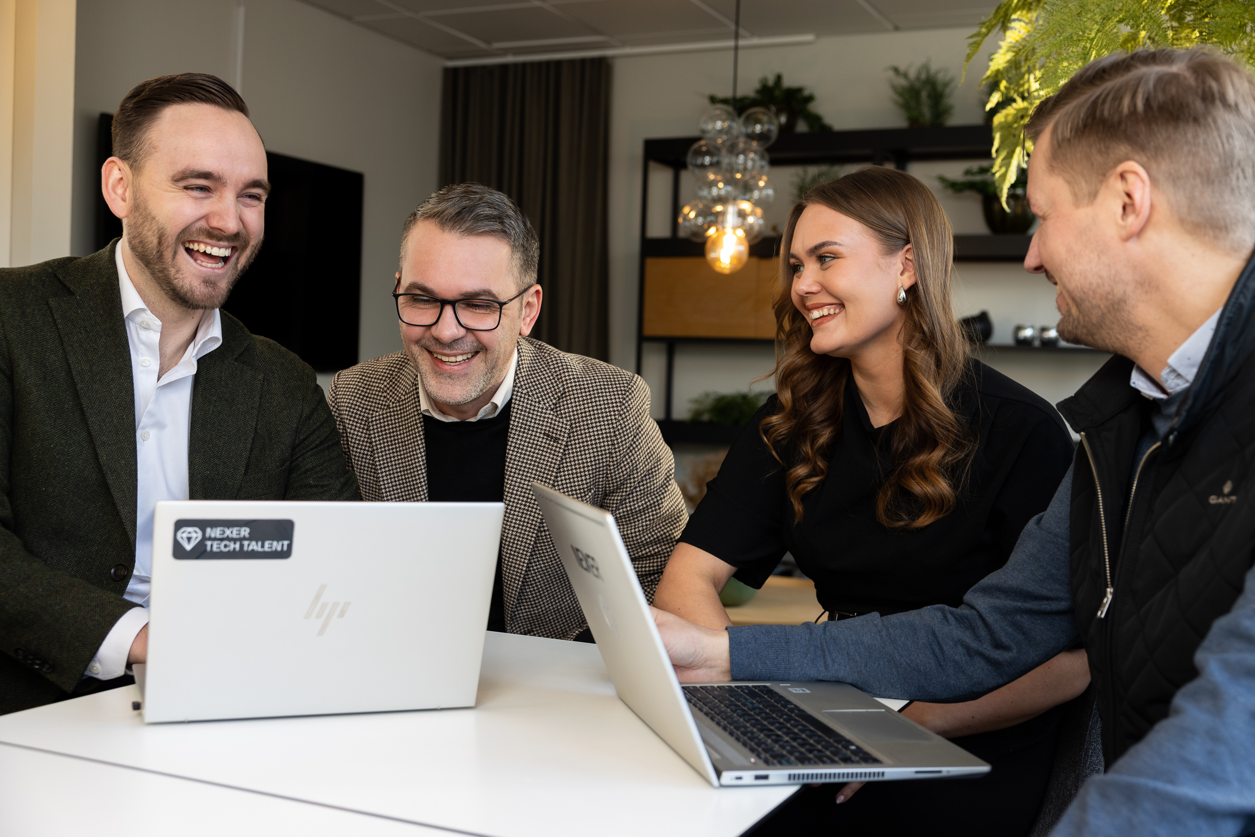 Personal- och reklambild för Nexer Group och Nexer Recruit med mörk, professionell ljussättning och modernt uttryck.